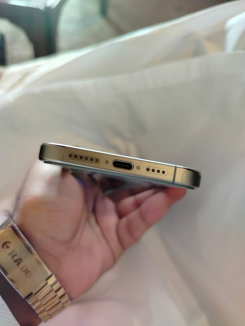 Apple iPhone 15 Pro Max 4