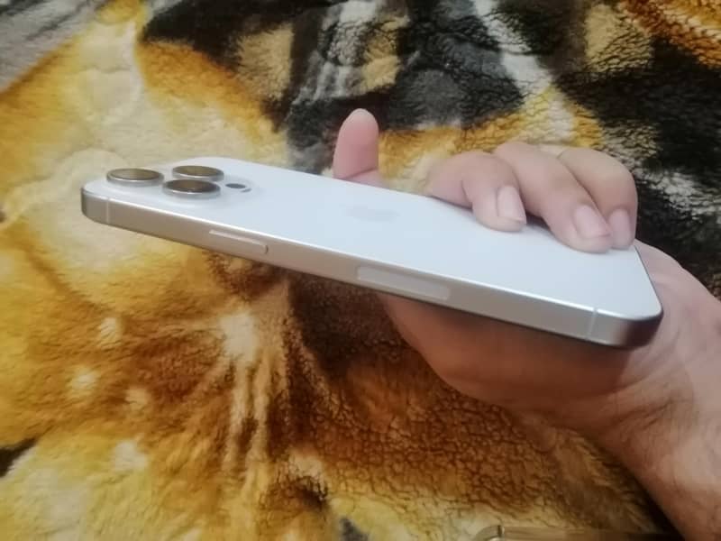 Apple iPhone 15 Pro Max 5
