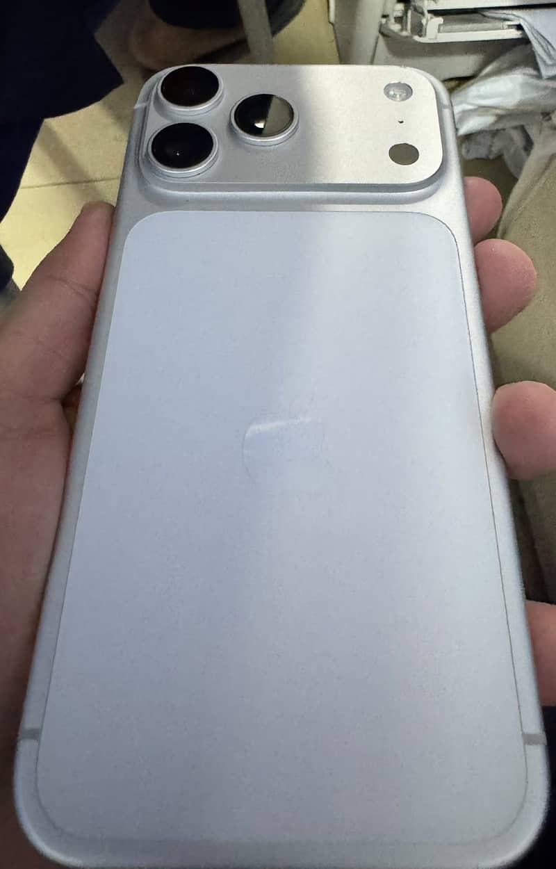 Apple iPhone 17 Pro Max 1