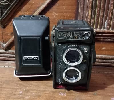 Vintage Yashica Mat-124 G Film Camera with Case