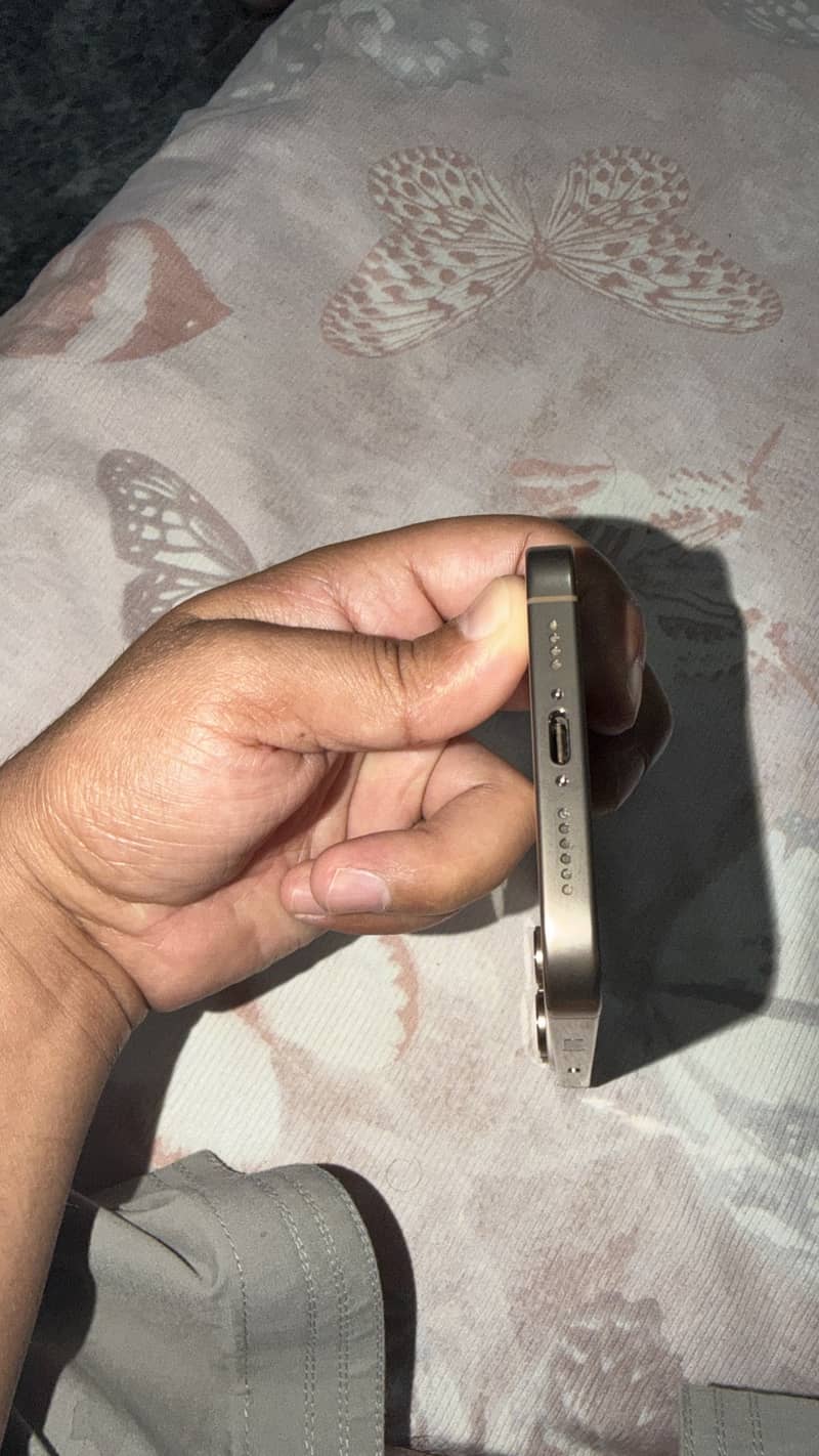 Apple iPhone 16 Pro Max 4