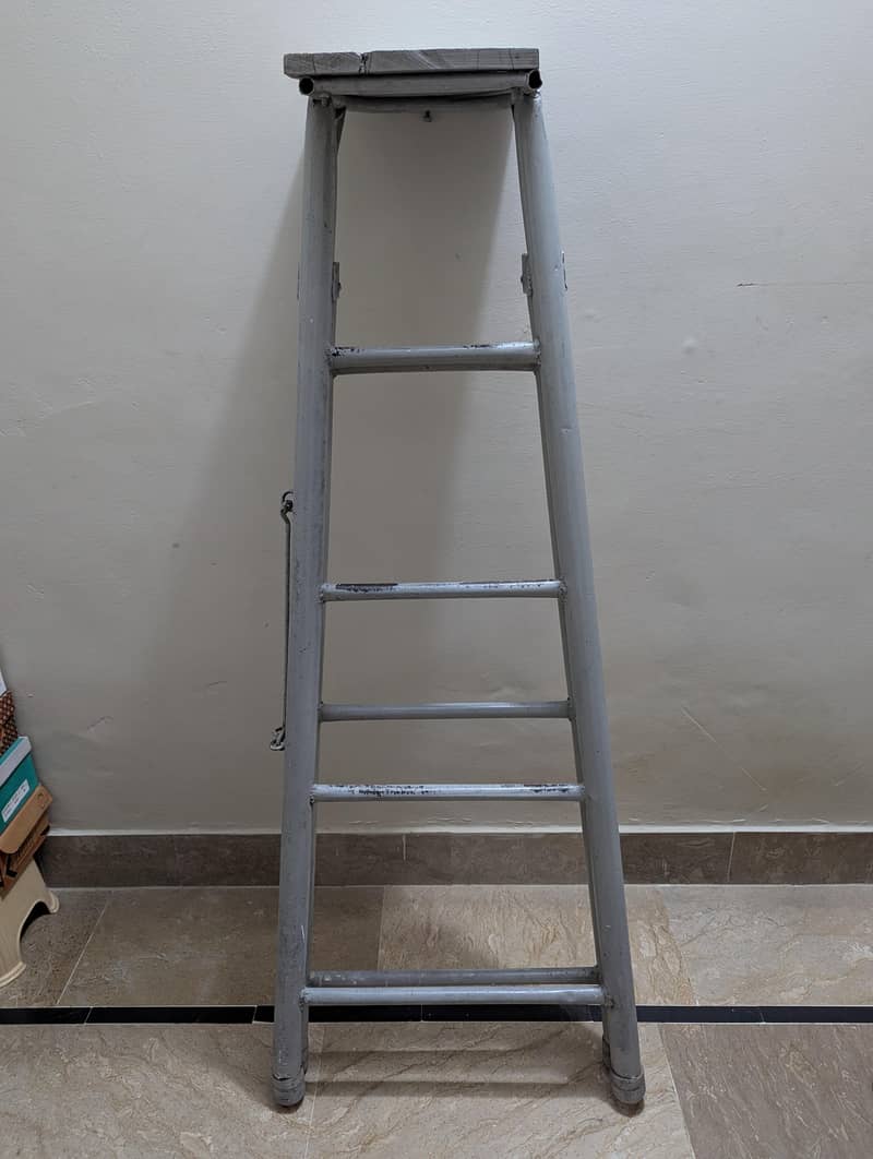 Stool 5ft good condition 2