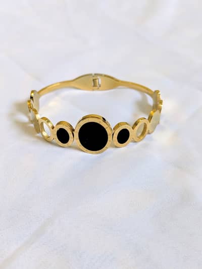 Hand cuff
