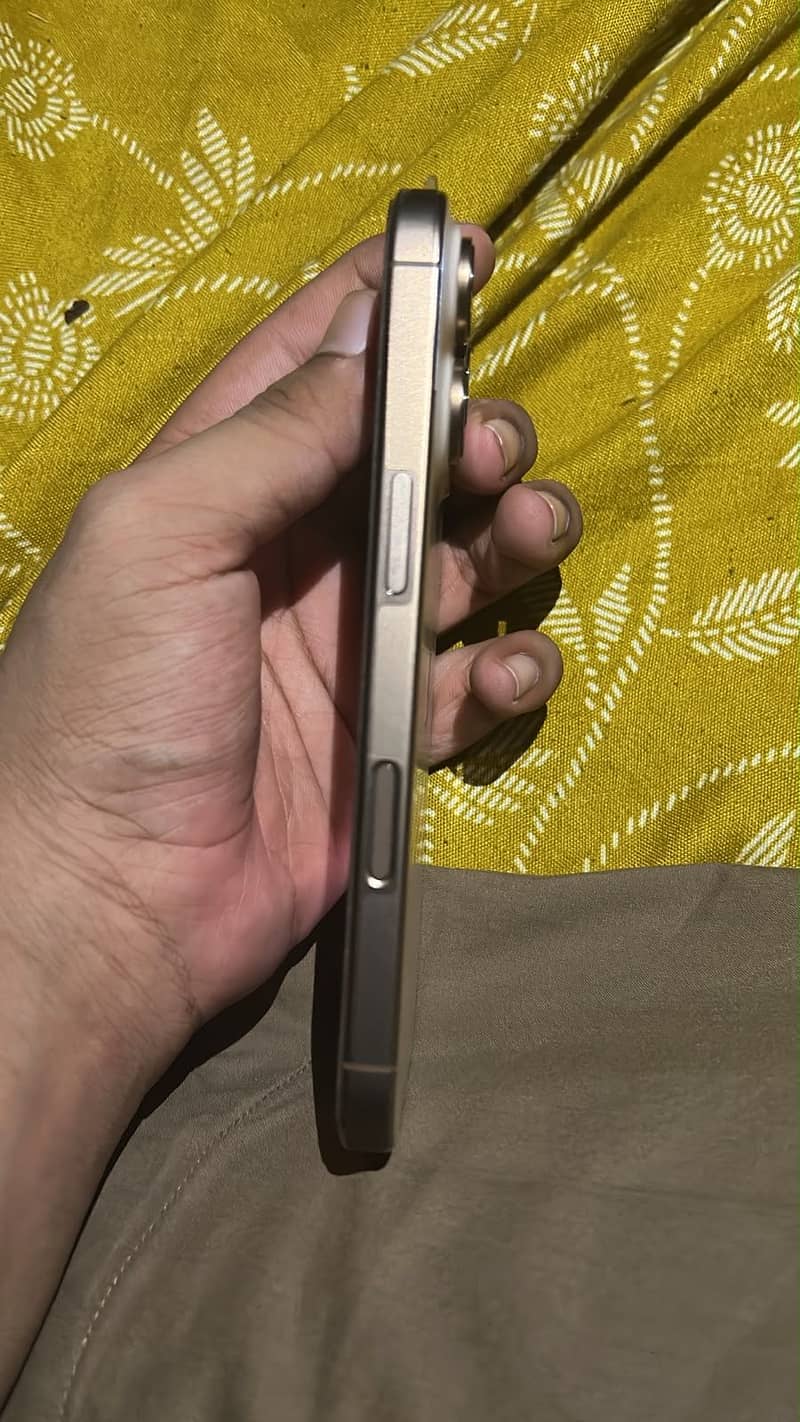 Apple iPhone 16 Pro 3