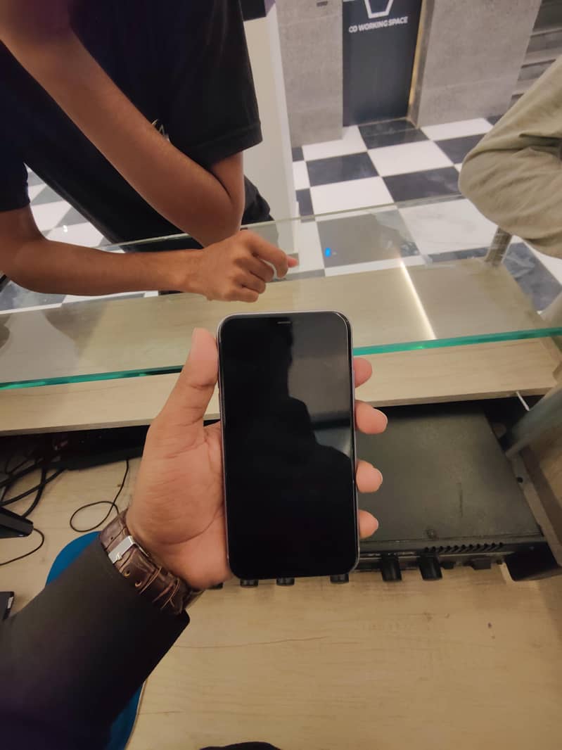 Apple iPhone 11 7