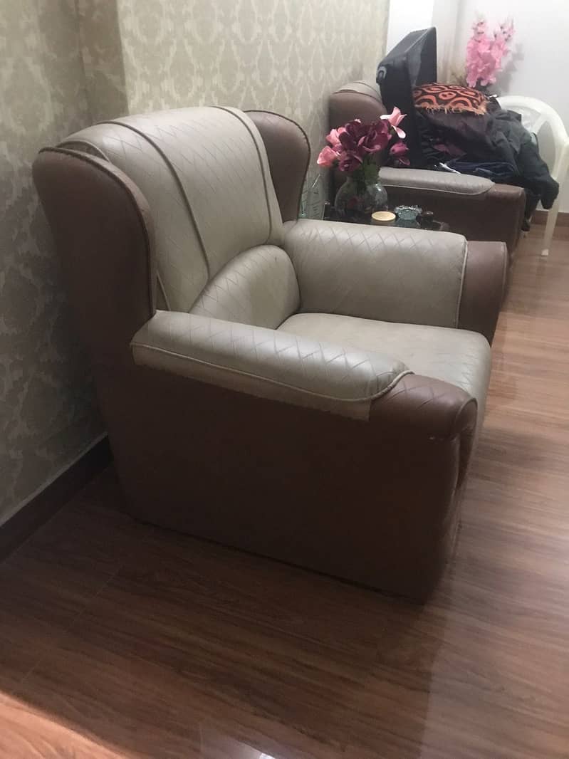 Selling sofa 0