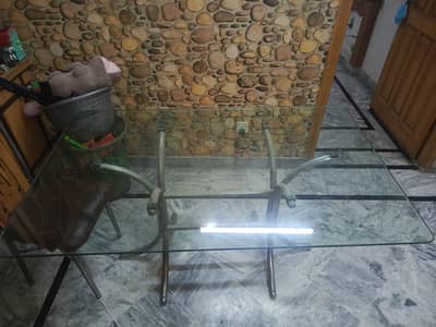dinning table with 6 chairs in good condition
