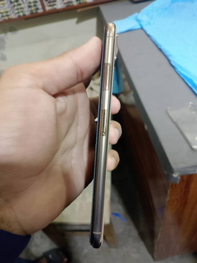 Apple iPhone XS Max 7