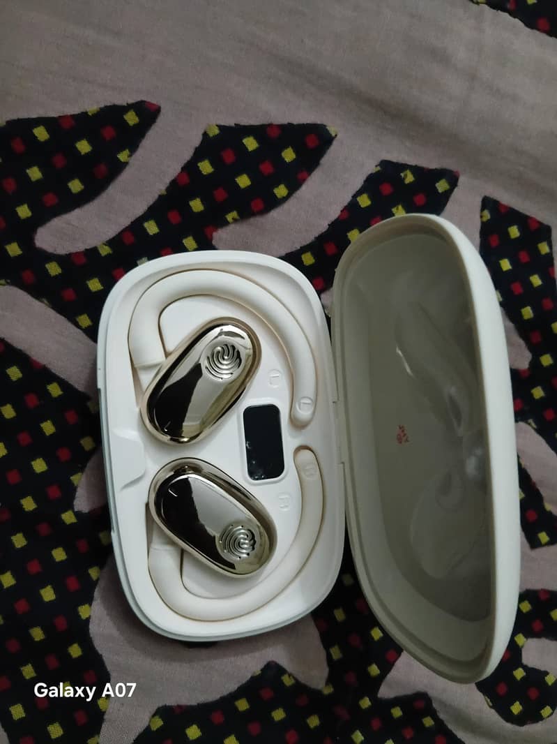 earbuds 1