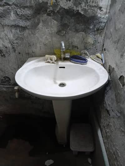 Used White Pedestal Wash Basin polta with Stand for Sale