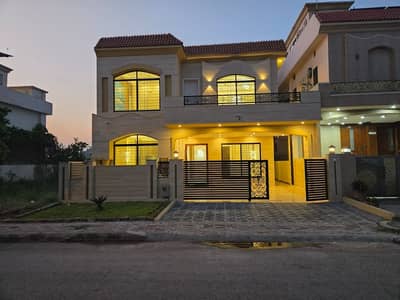10 MARLA BRAND NEW LUXURY HOUSE AVAILABLE FOR SALE ON REASONABLE PRICE AT PRIME LOCATION OF BAHRIA ENCLAVE ISLAMABAD