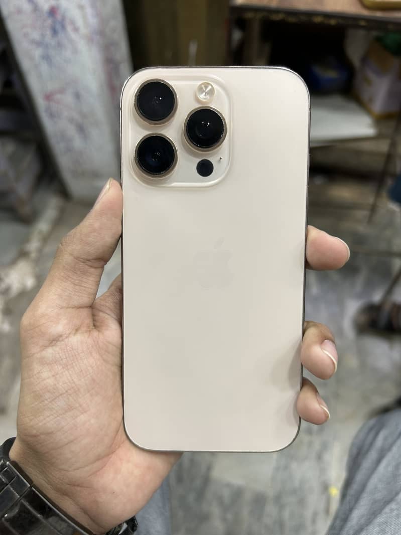 Apple iPhone 16 Pro 0