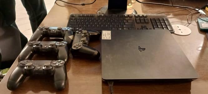 PS 4 ( 1 TB , 4 joystick)