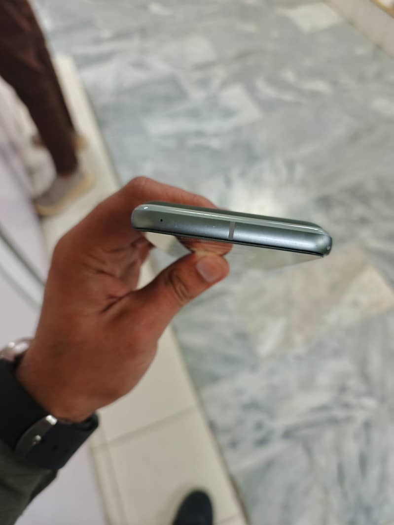 Google Pixel 8 4