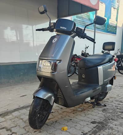 Yadea EPOC-H 2024 - Electric Scooty Like New -