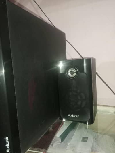audionic woofar 3 pics sath me remote control bhe hy candishn 95.10 hy
