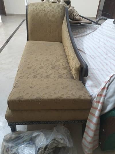 2sofy Aur 1bed new ha side table ni ha location Lahore DHA phase 3 ma