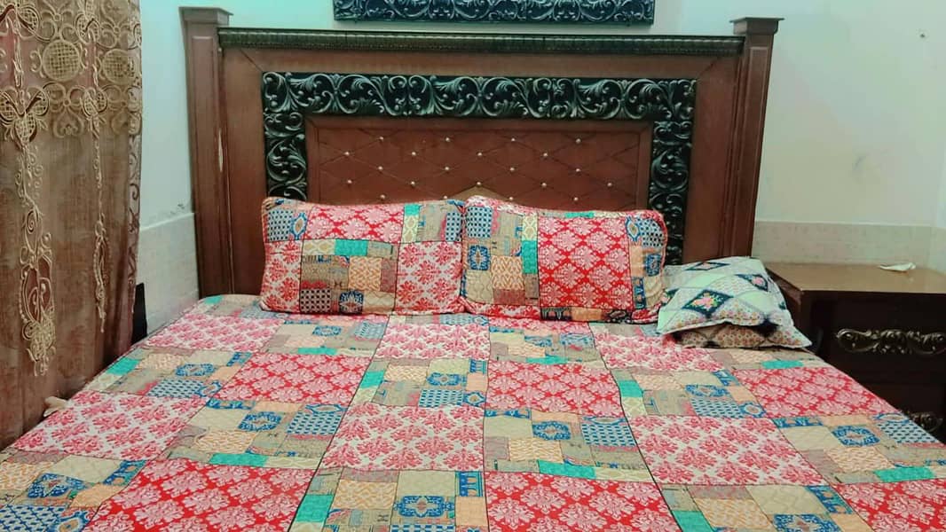 Double Size Bed With One Side Table 0