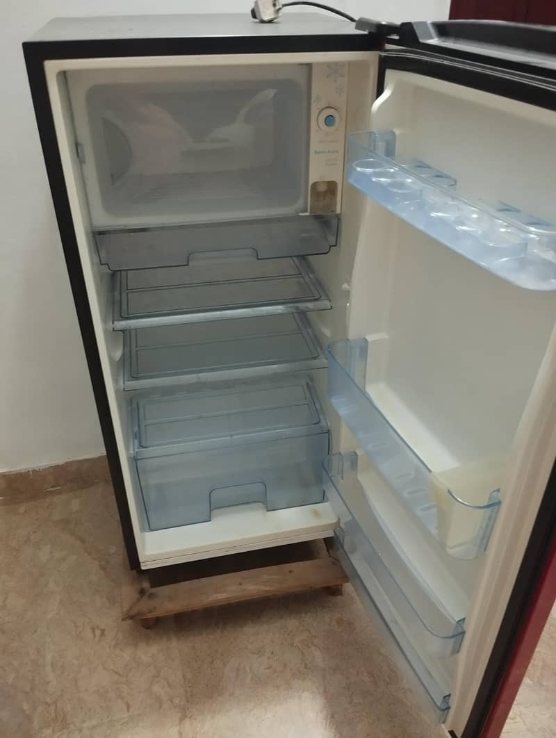 Dawlance mini fridge 0