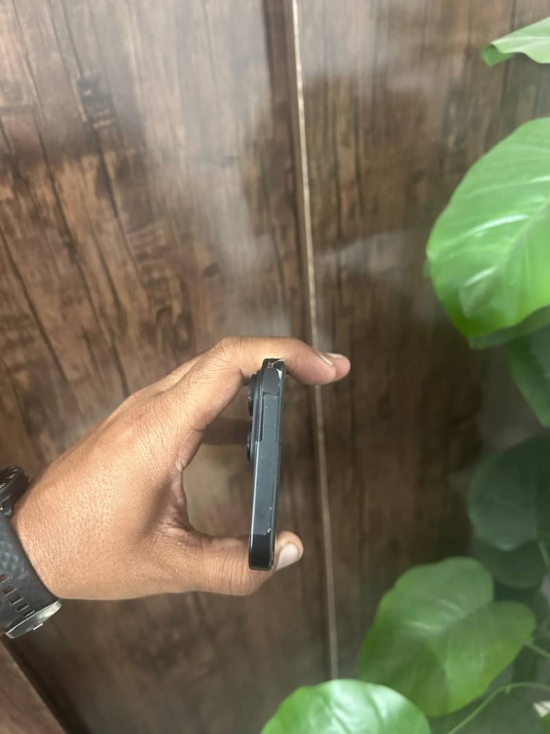 Apple iPhone 16 Pro Max 4