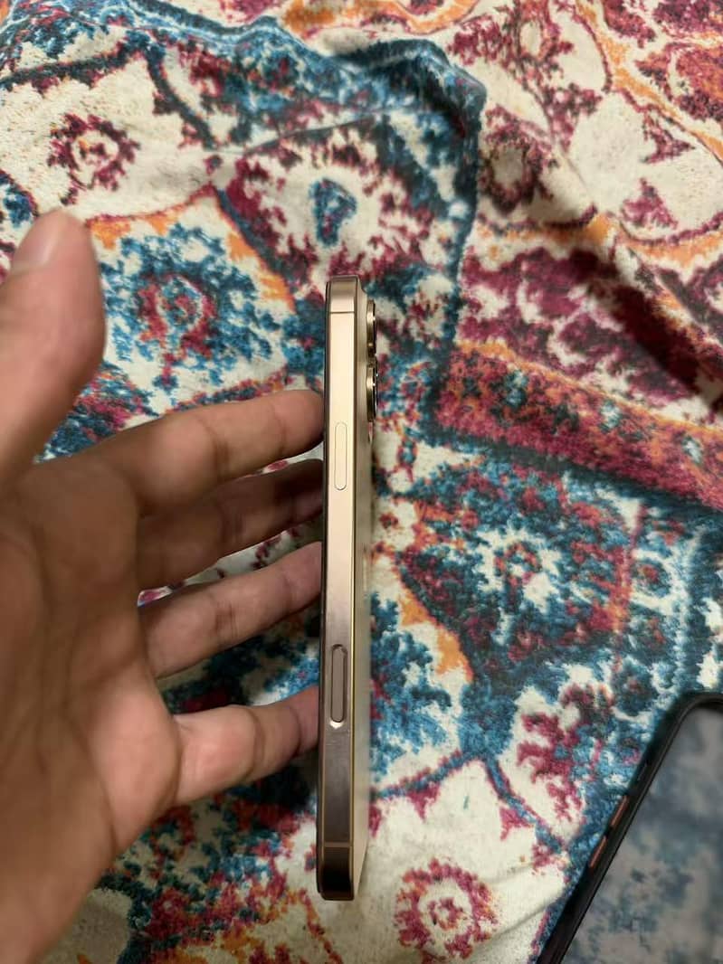 Apple iPhone 16 Pro Max 4