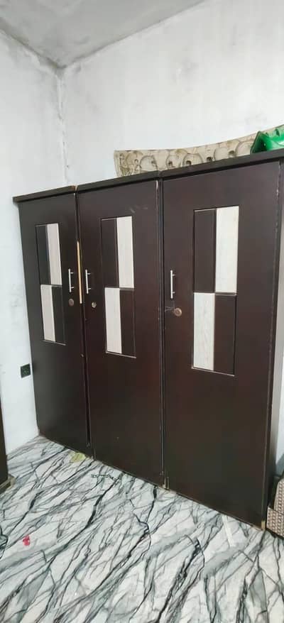 Almari dressing divider