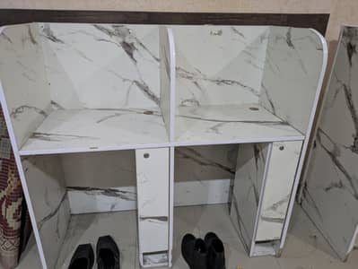 Bhot achi Quilty ma 8 logo ka bathna Ke space cabinet tabel
