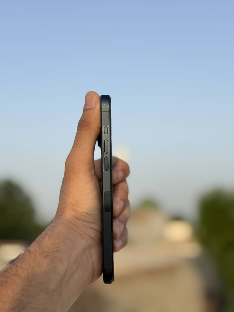 Apple iPhone 15 Pro Max 4