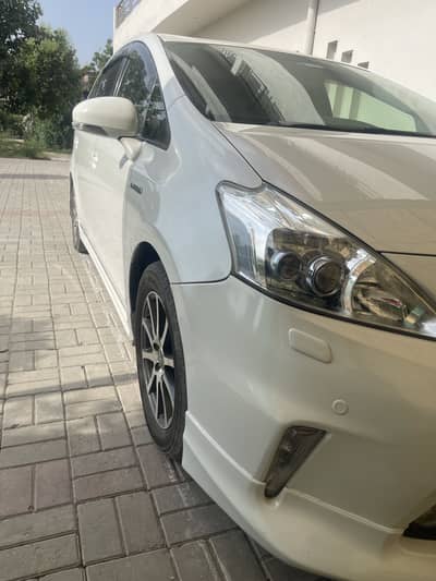 Toyota Prius Alpha 2012