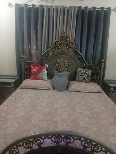 Bed with 2 side tables and dressing table