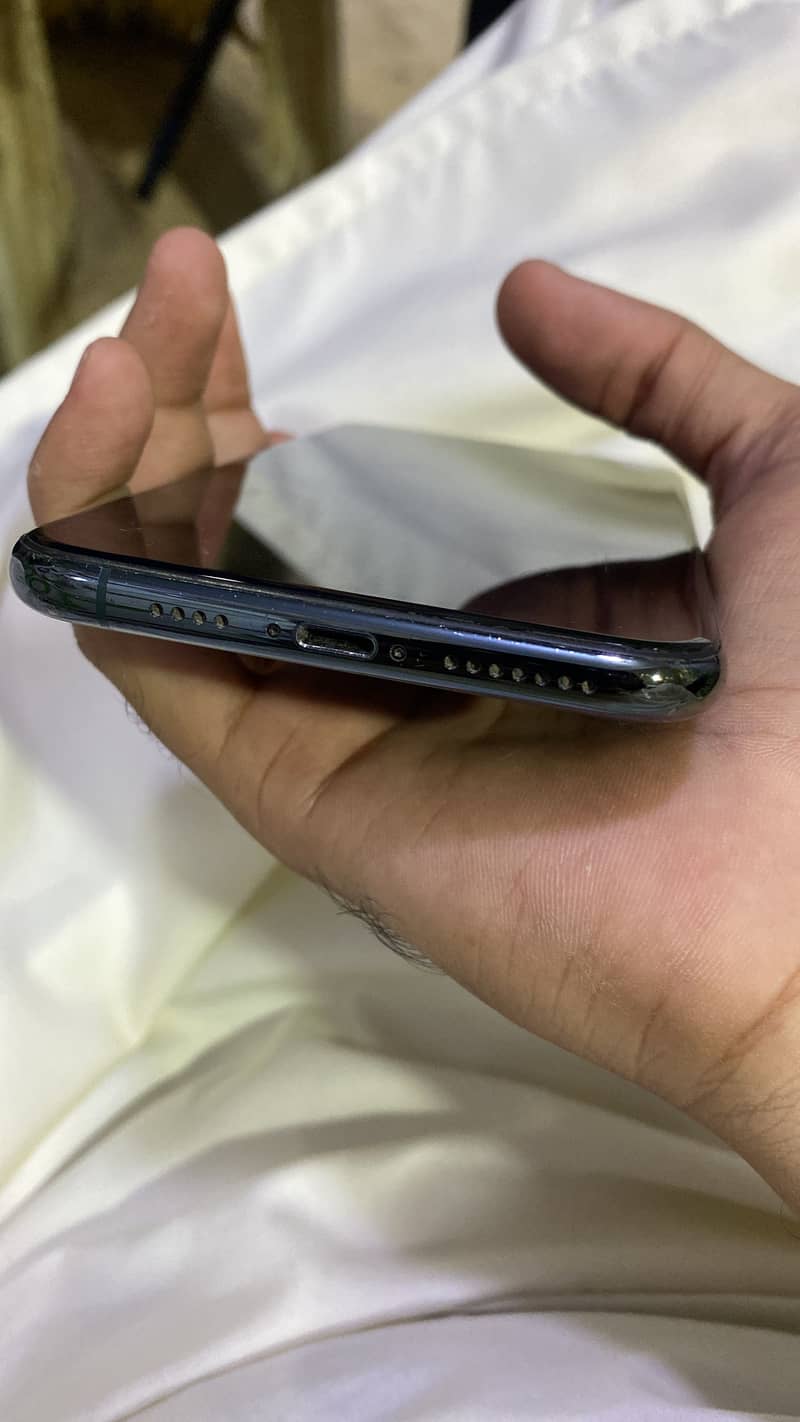 Apple iPhone 11 Pro Max 4