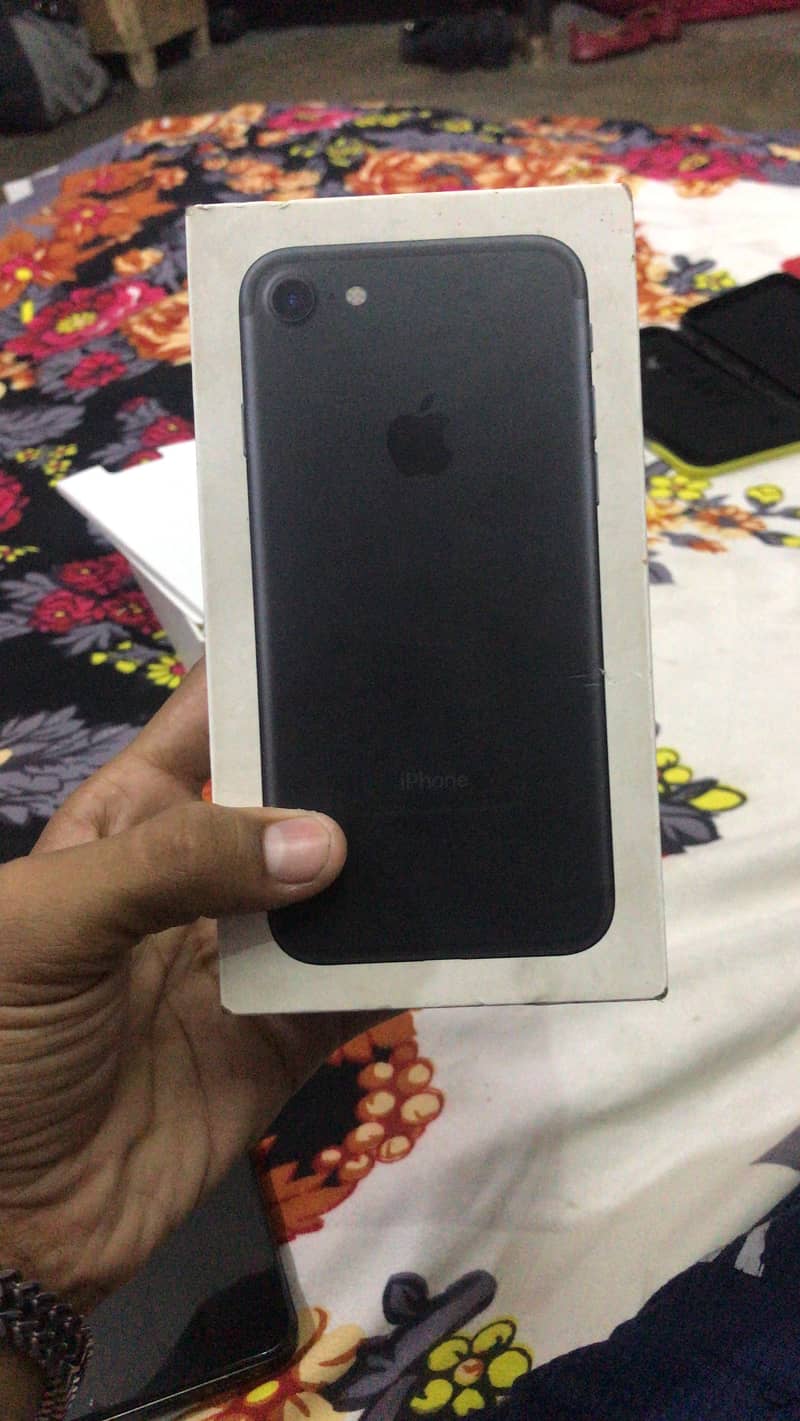 Apple iPhone 7 0