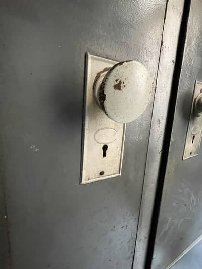 Lohy ki Almari hai urgent sale. . .
