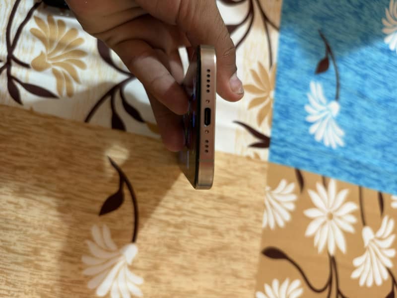 Apple iPhone 16 Pro 2