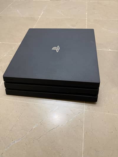 PS4 PRO (ITB) (4k) EMACULATE CONDITION WITH ORIGNAL ACCESSORIES 10/9