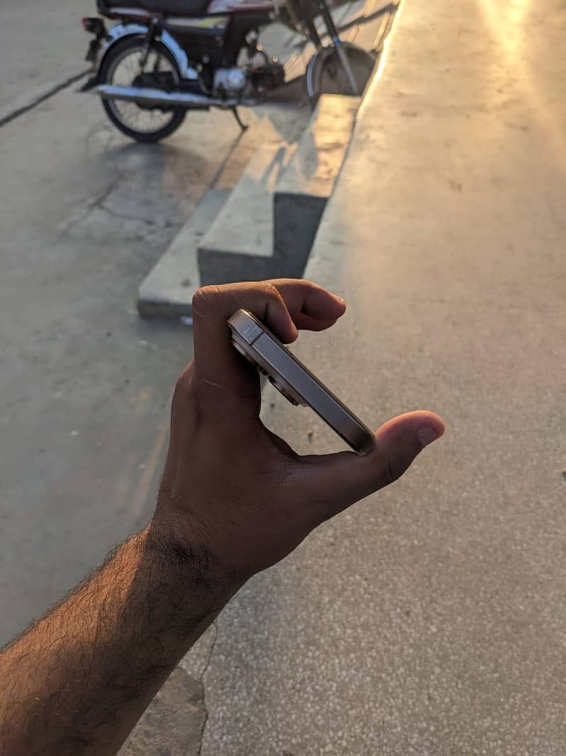Apple iPhone 16 Pro 7