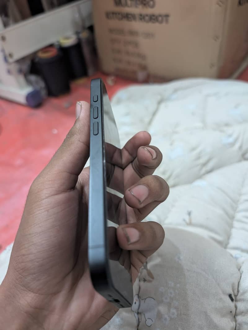 Apple iPhone 16e 1
