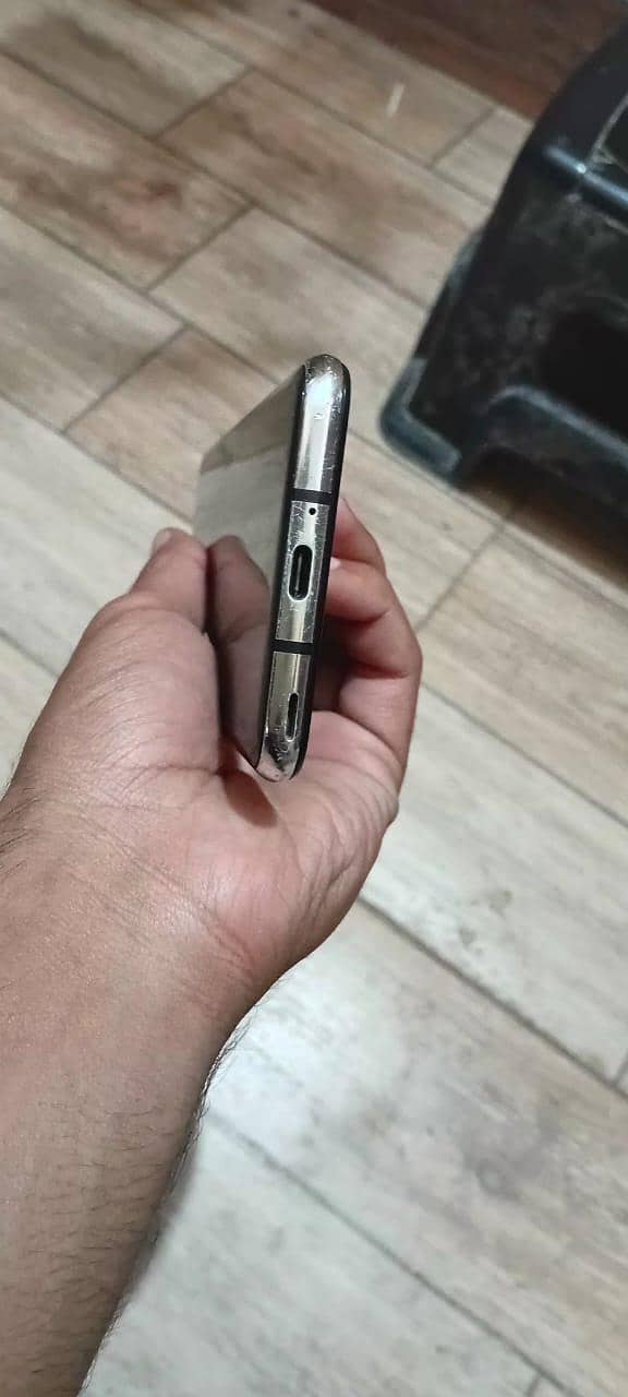Sharp Aquos R2 1