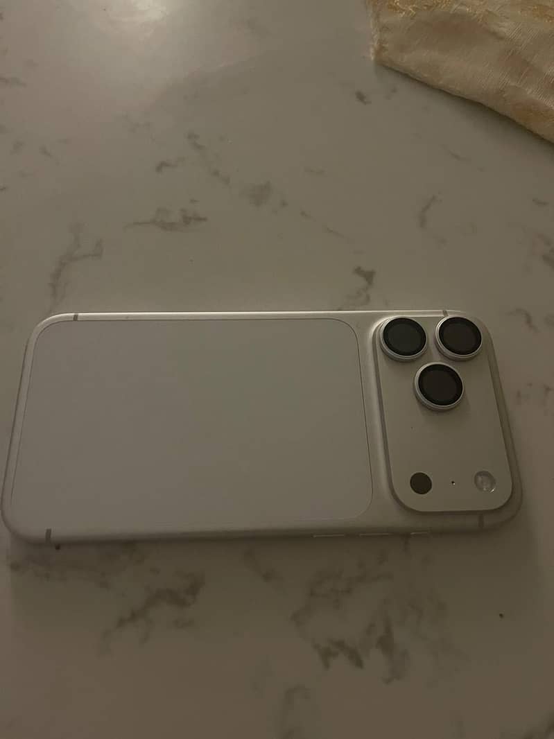 Apple iPhone 17 Pro Max 1