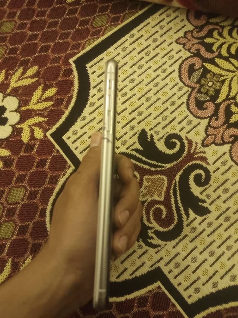 Apple iPhone XS Max 4