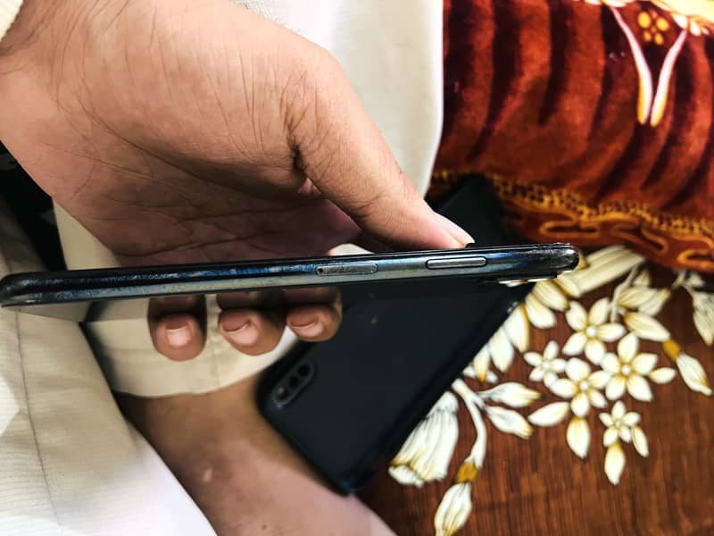 Apple iPhone XS Max 3