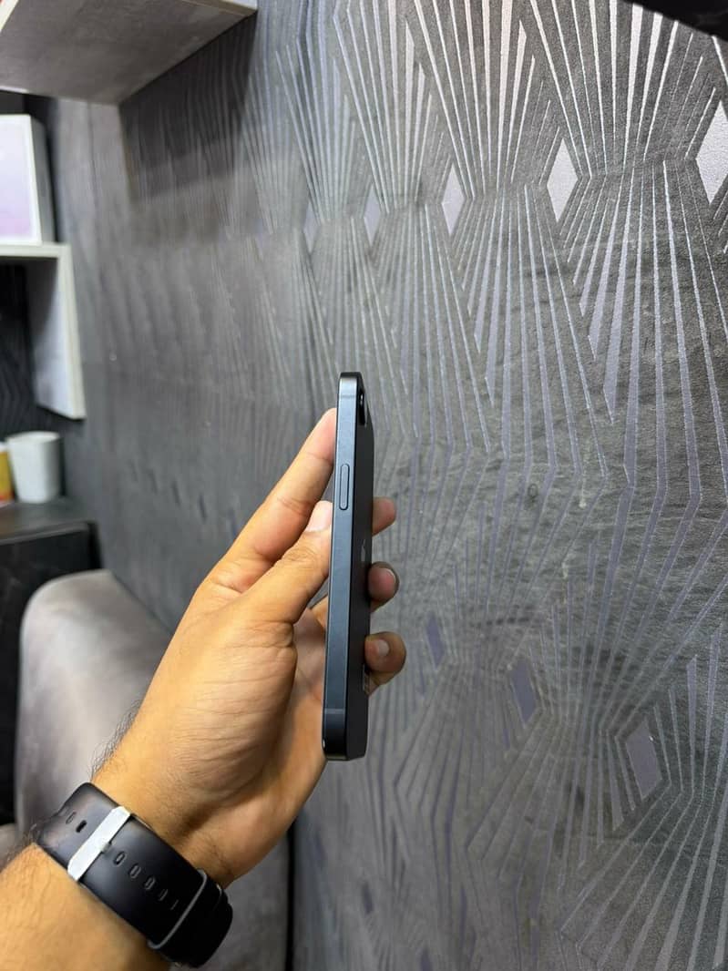Apple iPhone 16e 1