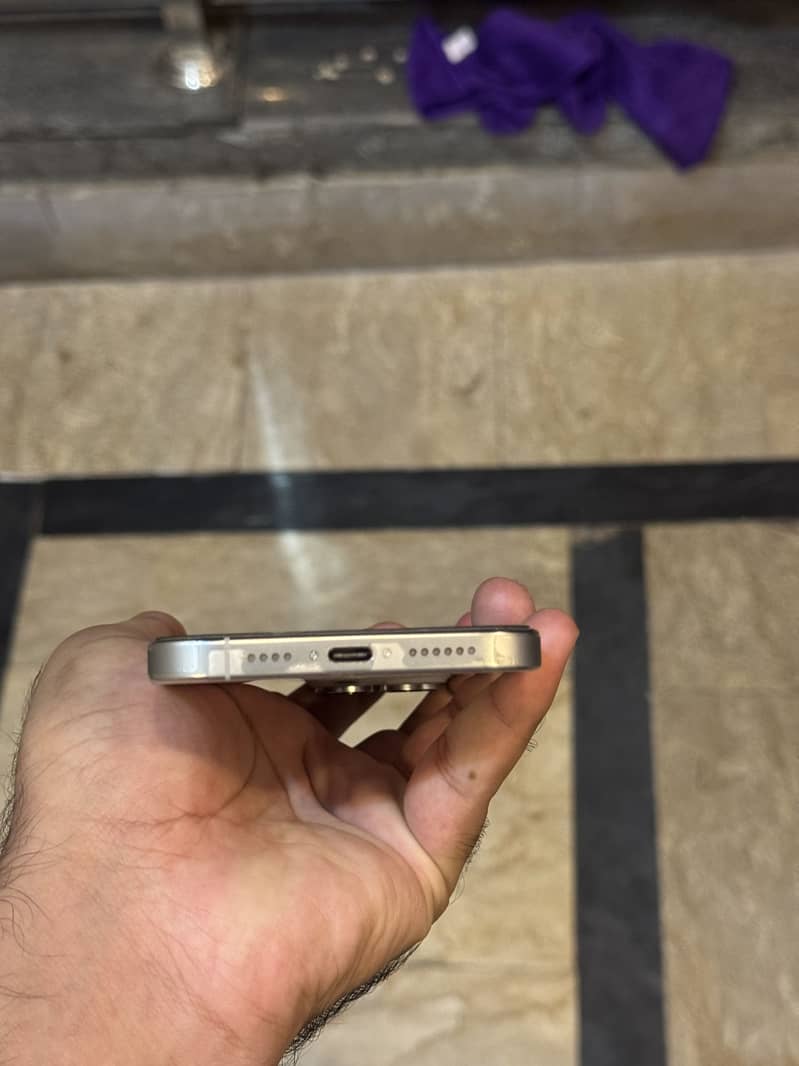 Apple iPhone 16 Pro Max 0