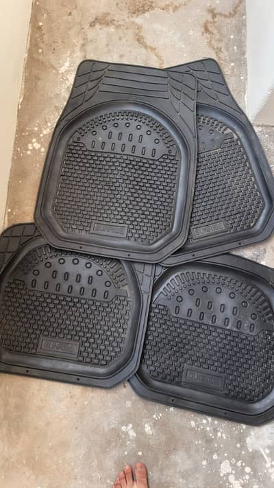 Indus Carolla Rubber Mats in black color