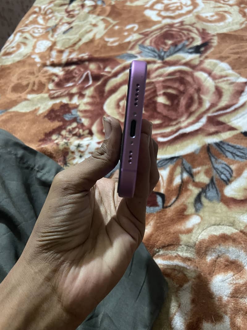 Apple iPhone 16 7