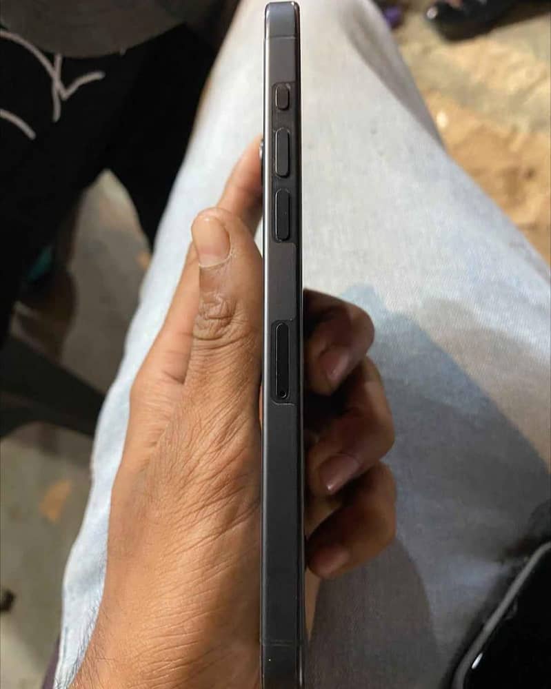 Apple iPhone 15 Pro Max 4