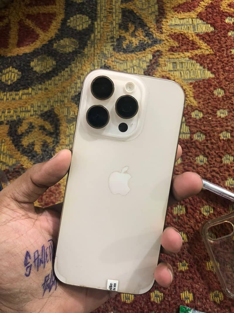 Apple iPhone 16 Pro 1