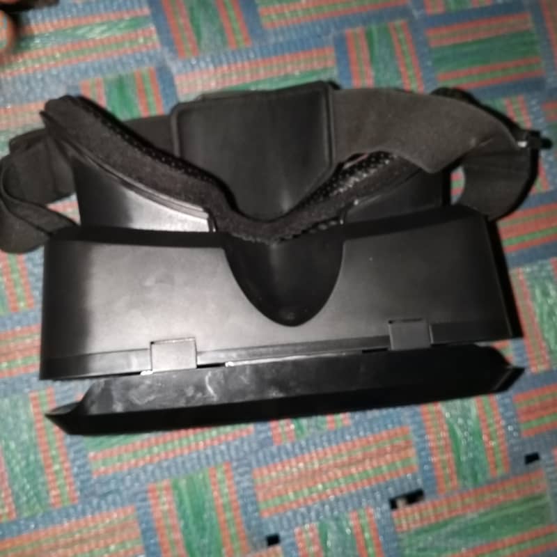 virtual reality headset 12