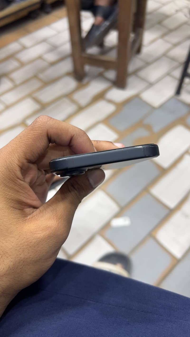 Apple iPhone 16 7