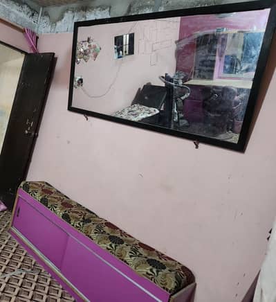 beauty parlour mirror